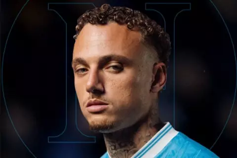 نابولي يعلن التعاقد مع هداف آيندهوفن نوا لانج